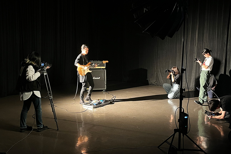 本校地下にあるスタジオ・Studio Deeにて、ギタリストのYamashiRollさんをお迎えして、撮影実習を行いました