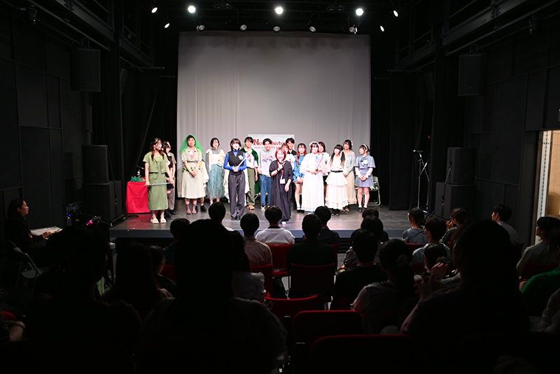 発表後は全員ステージ上に立ち、倉田先生や各パーティーのリーダーがあいさつ。観客のみなさんから温かい拍手をいただきました!
