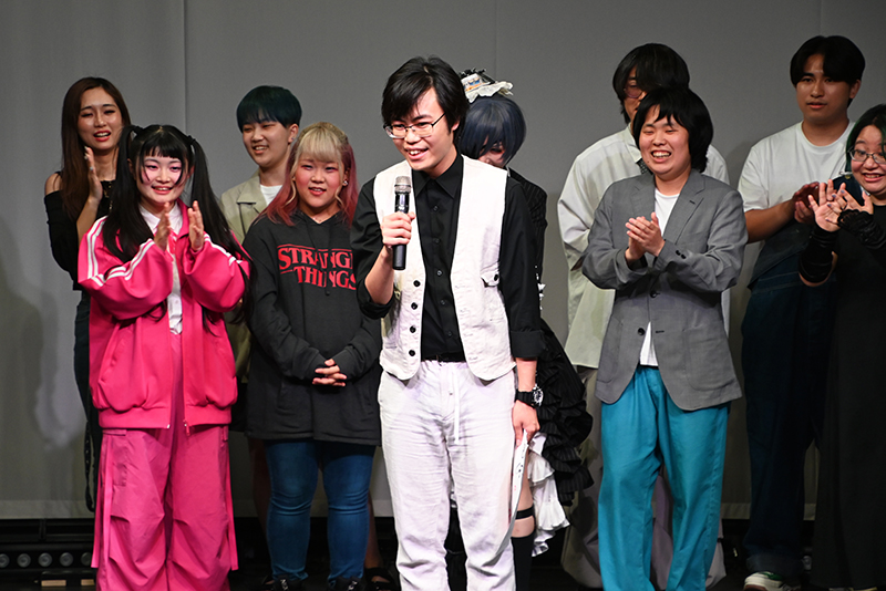 お笑いライブでは、在校生の。ロトサクが優勝しました!