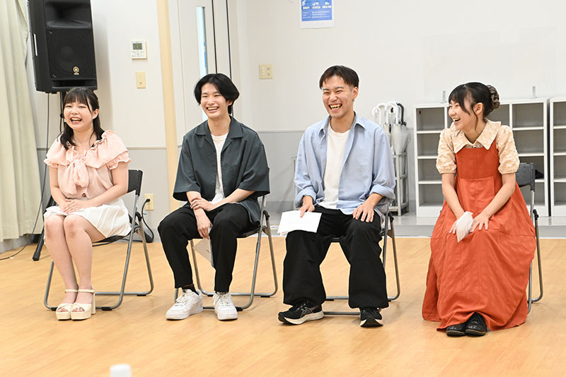 選考が終わって、ほっとする学生たち