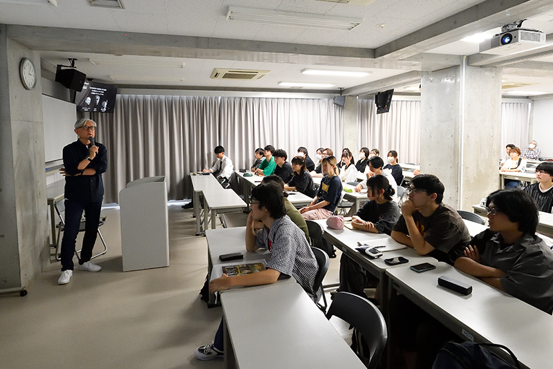 本校卒業生の堤幸彦監督による「特別講座」を実施しました。