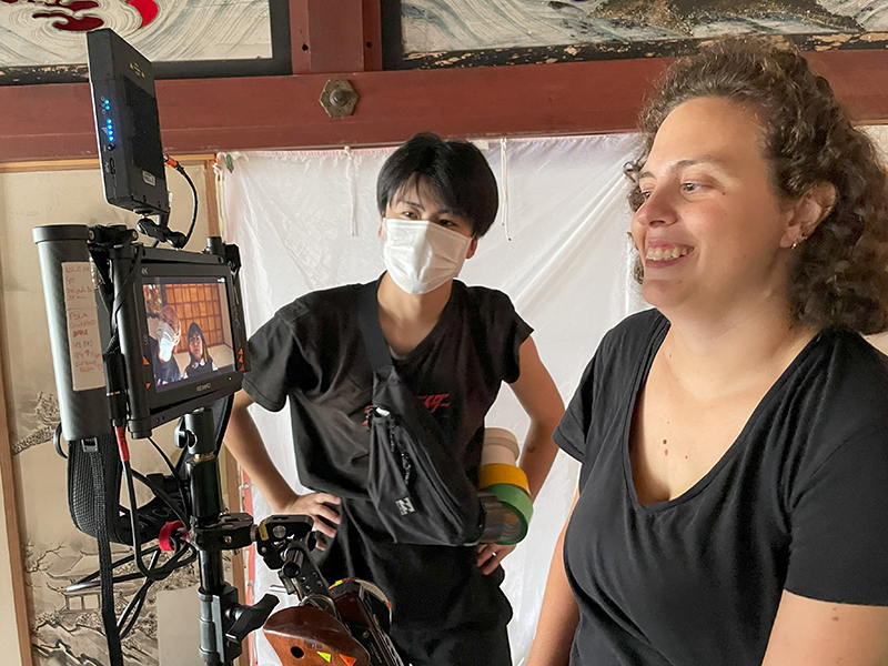 プロのスタッフとともにモニターをチェックします