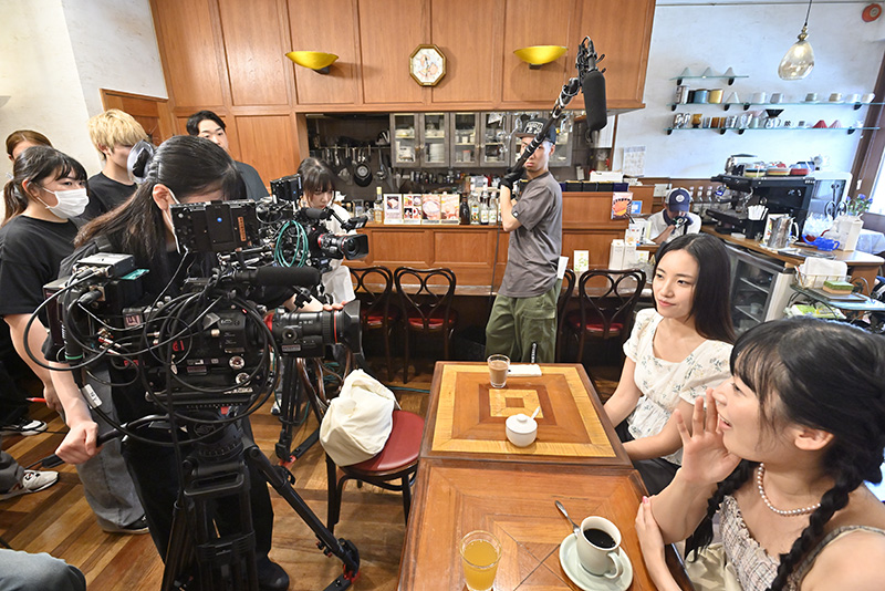 カフェにてロケを実施！東放学園専門学校の5学科合同実習「ドラマ制作」