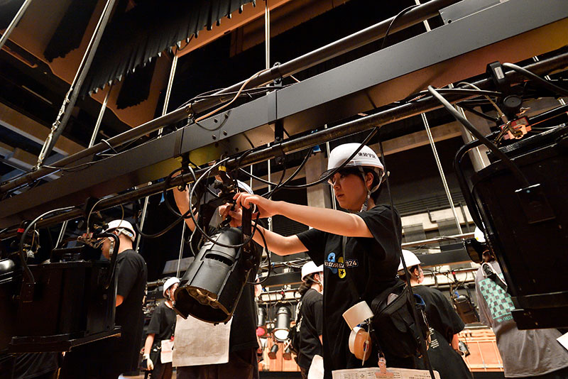 照明の仕込み中