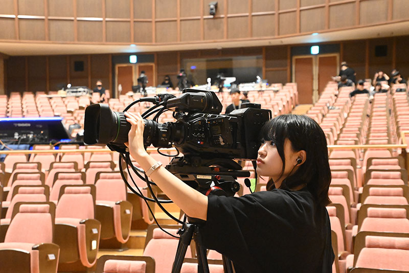 カメラでステージ上のアーティストをとらえます