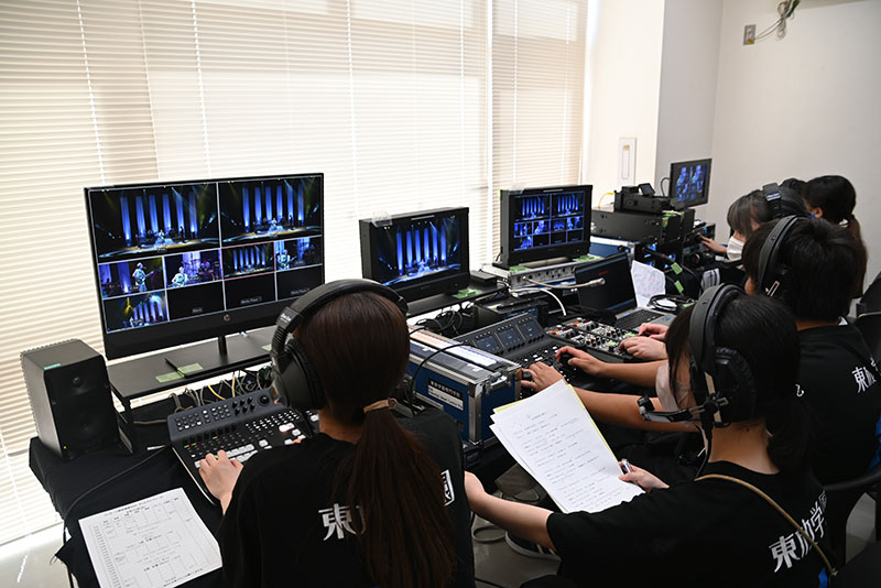 ステージの裏では7台のカメラの映像調整や切替を行っています