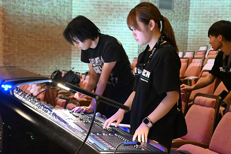 その会場に最適な音を調整し、客席に届けるPA