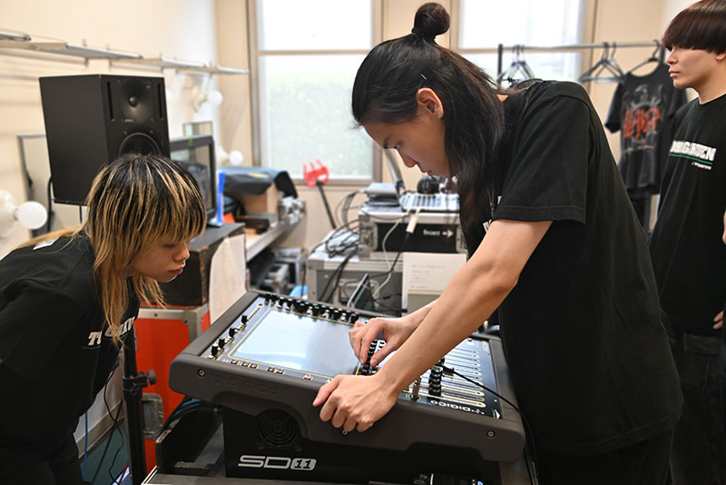 アーティストの演奏や歌声を収録するライブレコーディング