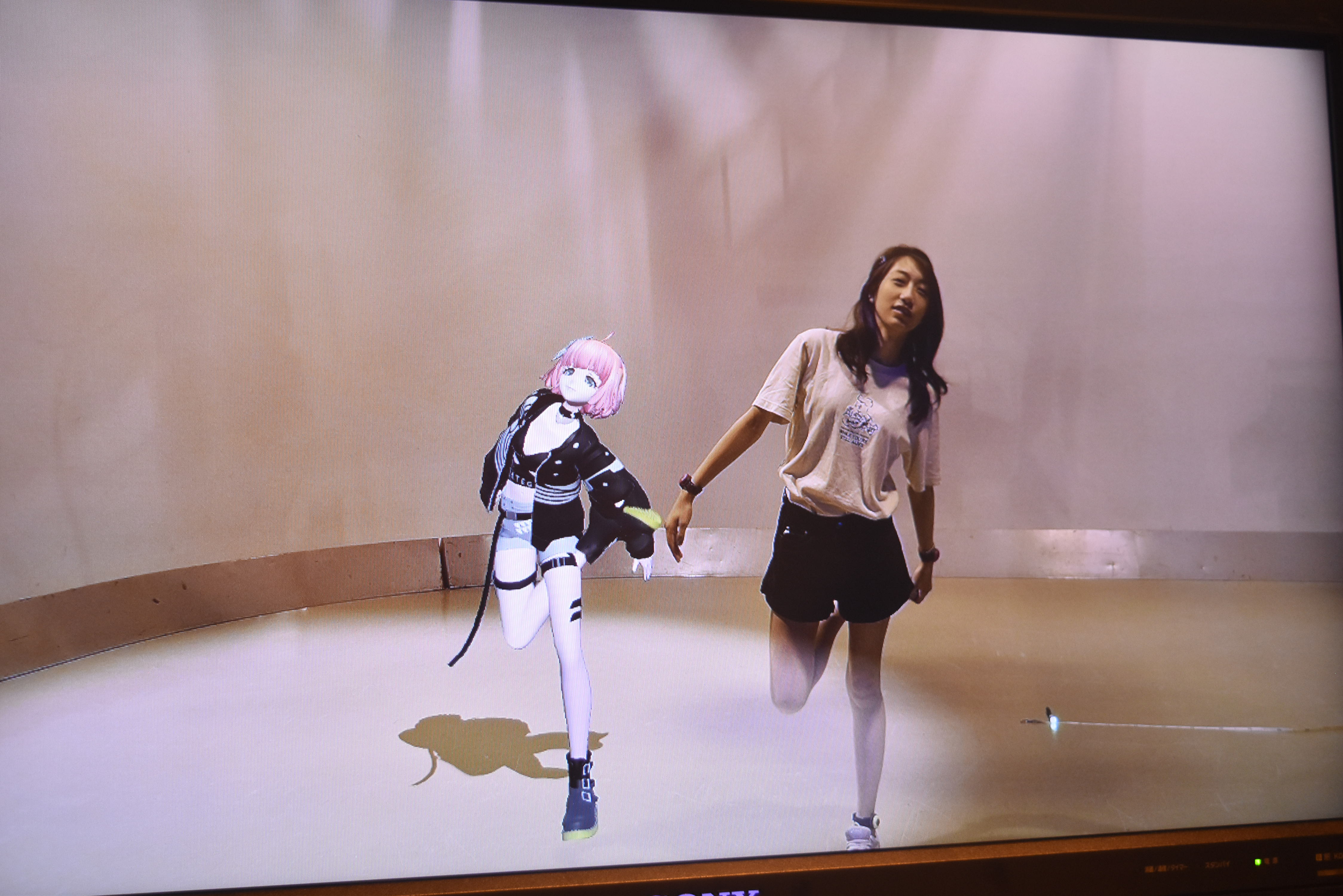 いつものスタジオにキャラクターが出現!学生の動きがキャラクターに反映されます