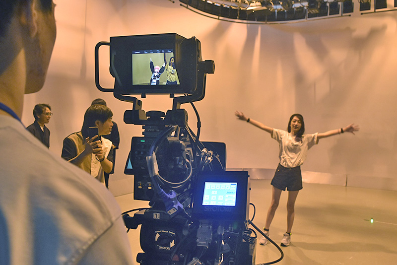 カメラをのぞくとリアルとバーチャルが融合した映像が撮影できます