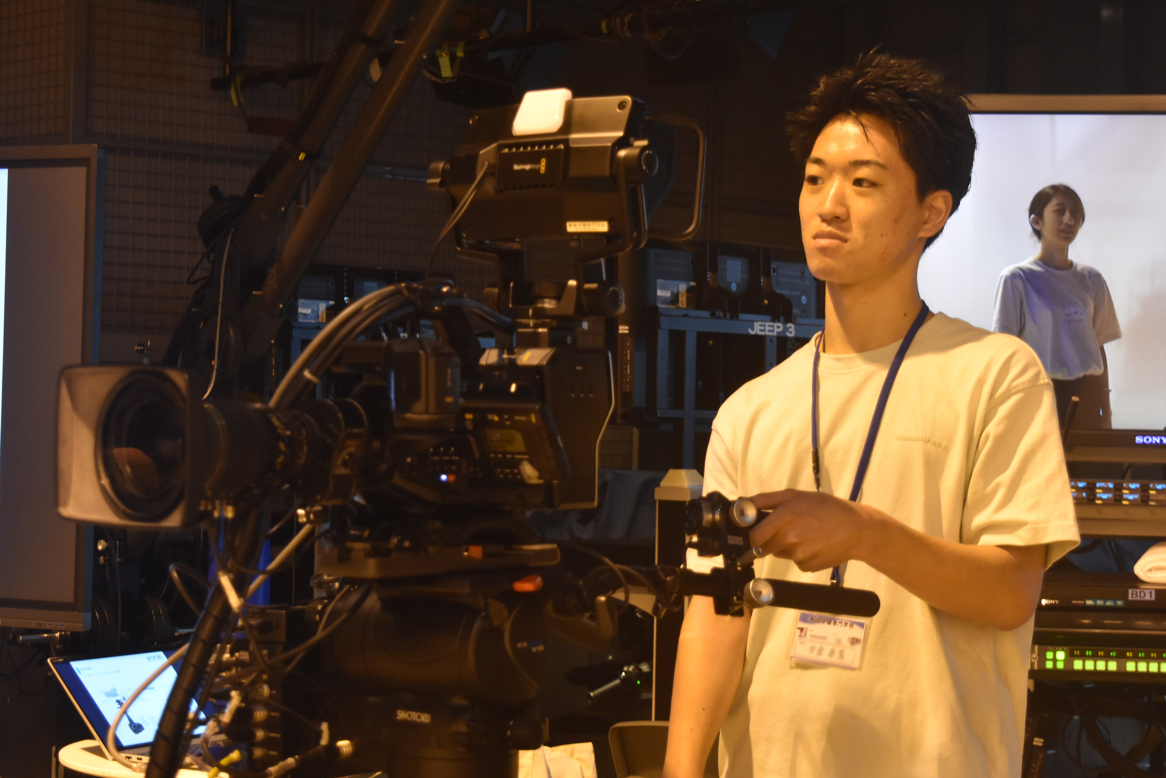 今回は、ライブやテレビスタジオで使われるペデスタルで撮影!スムーズに移動しながらの撮影が可能です