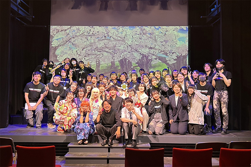 総合演出の岡部涼音さんと、キャスト、スタッフのみなさん。本当におつかれさまでした!