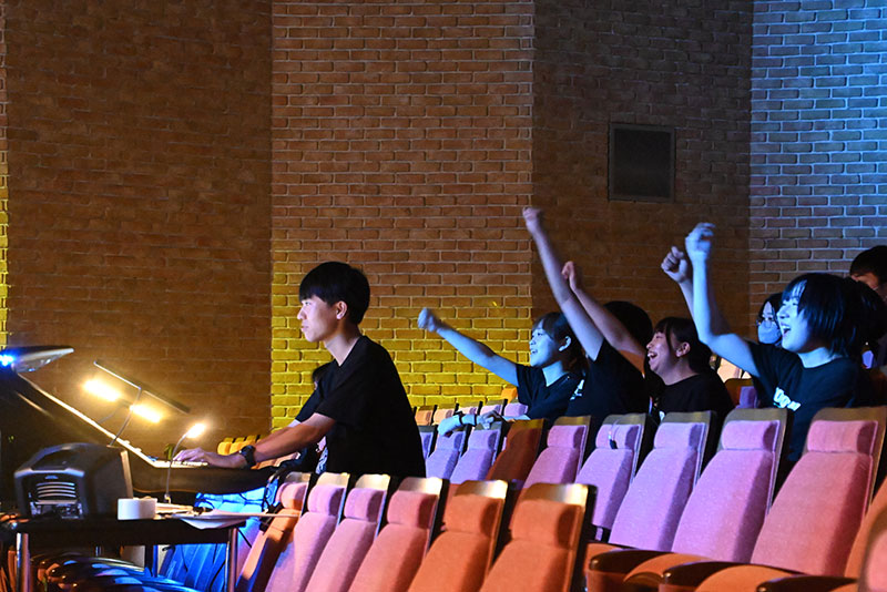 よこわけズさんの熱いパフォーマンスで、学生たちも大盛り上がり!!