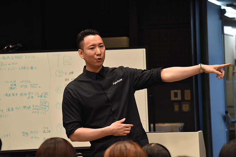 Aputureの吉村ウォーリーさんが、撮影した映像ひとつひとつにアドバイスをくれました