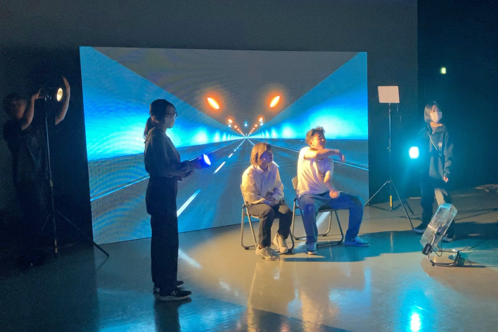 LEDディスプレイに映像を映し、照明を使ってよりリアルな映像に!
