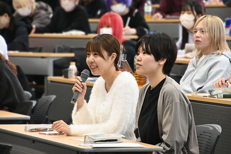 学生からはたくさんの質問があがりました
