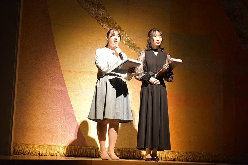 いよいよ開演!緊張のなか、ステージに立って進行していきます