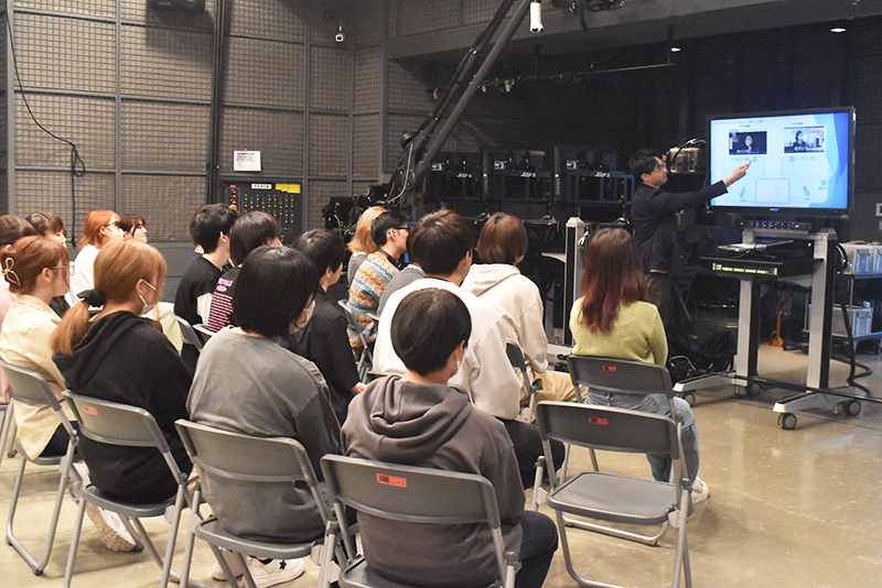 （株）フレックスの片岡草馬さんが、機材の扱い方やインタビュー時のポイントをレクチャーしてくれました