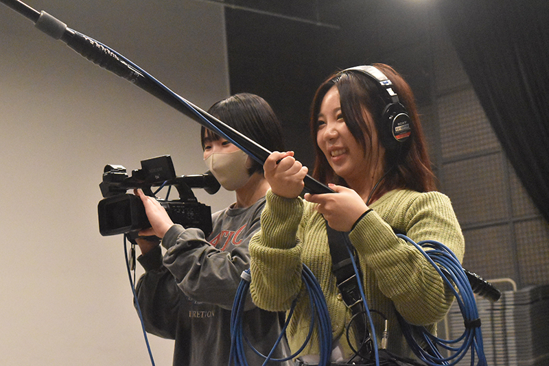 放送音響科の「テレビ音声実習」では、ENG機材を使ったインタビュー取材に挑戦！