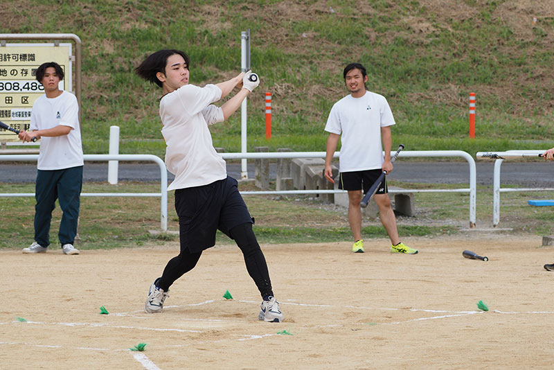 ソフトボールの試合を実施(東放学園映画アニメCG専門学校)