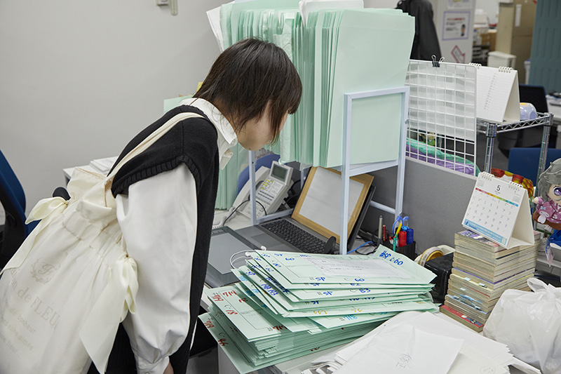 普段見ない量のカット袋に興味深々な様子でした