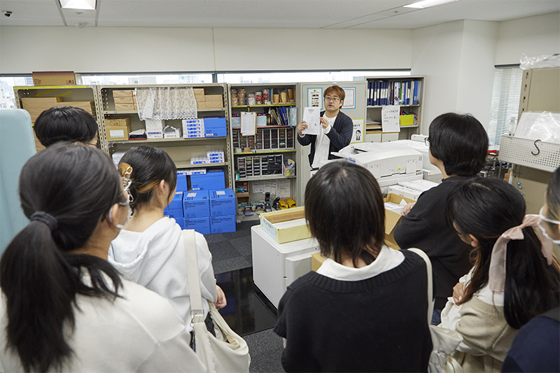 スタジオ内をぐるりと周りながら、各部署の仕事場についてお話しいただきました