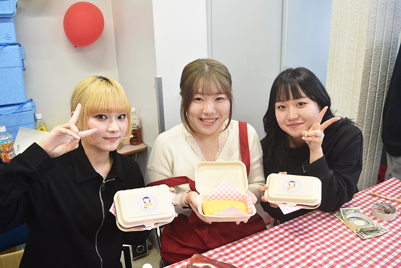 学生企画の模擬店「のぼりんち」。オムライスを販売!