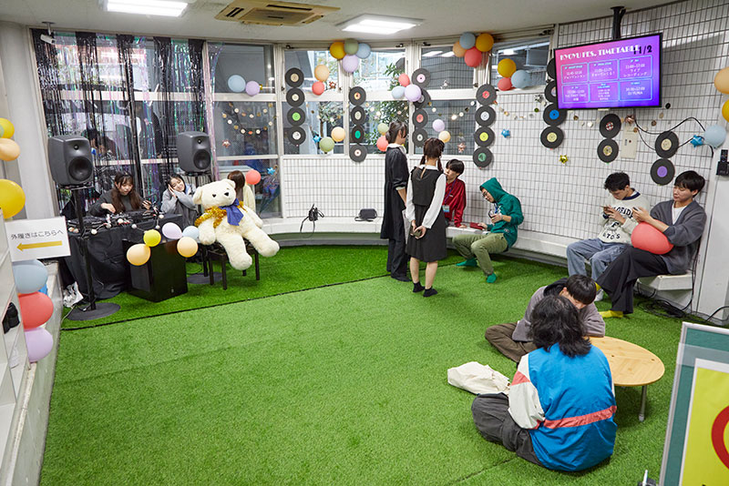 1階ロビーでは、人工芝を使ってフェス会場を再現!