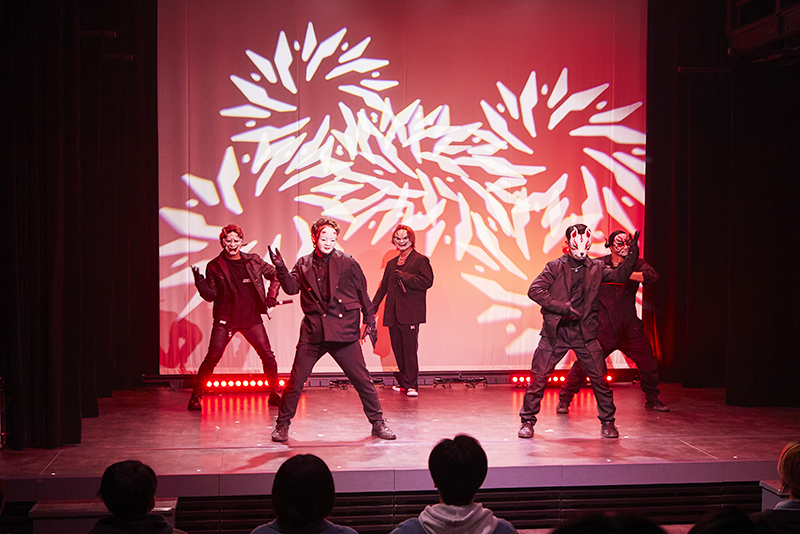 SNS総フォロワー数160万人を超える大人気グループ”ダンステロリスト集団”「O-MENZ」によるスペシャルパフォーマンスを披露!