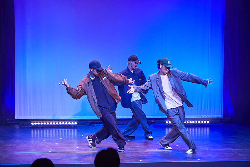 「O-MENZ」の前には、ダンスパフォーマンス科の在校生によるダンスパフォーマンス!