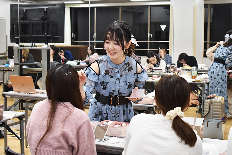 声優・ヘアメイク・スタイリストとして活動する堀文あつなさんが直接指導!