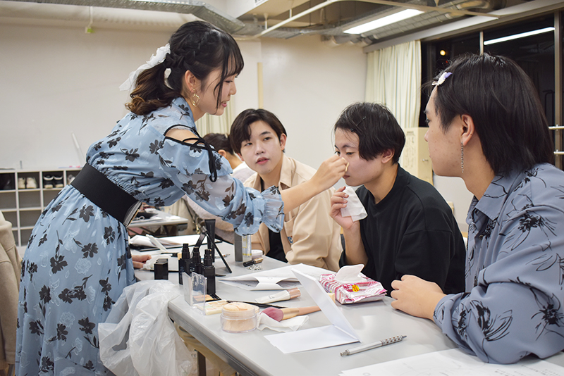 男子学生は初めてのメイクに挑戦!声優として活動するためには、メイクのスキルも必要なんです。