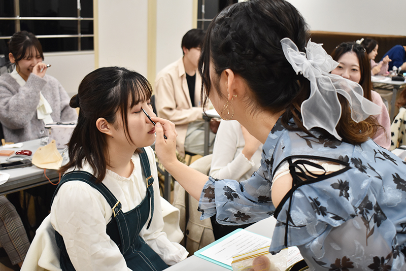 メイクの実演では、自分の個性をアピールできるようなメイクを教えてもらいました。