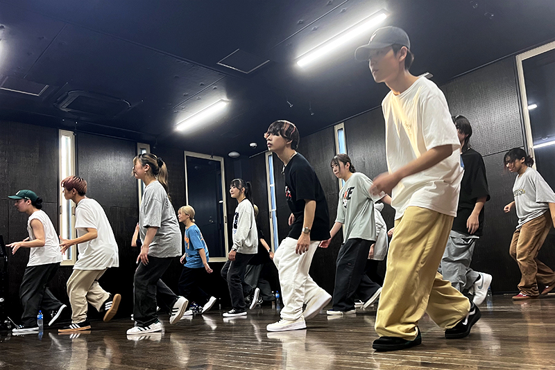 まずはタップの基本ステップを教わります