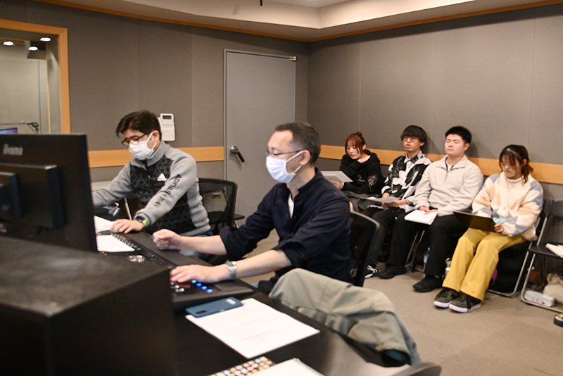 収録スタジオにてナレーション録りにチャレンジ!