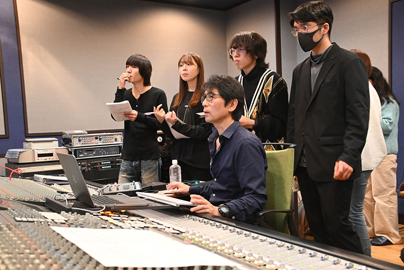レッド・ホット・チリ・ペッパーズなどを手がけたKenji Nakaiさんが来校！