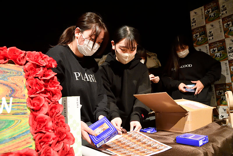 ロビーで販売するオリジナルグッズをセッティング