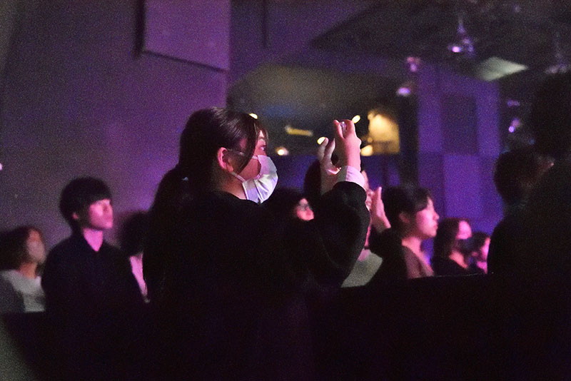 広報チームはライブの様子を撮影します