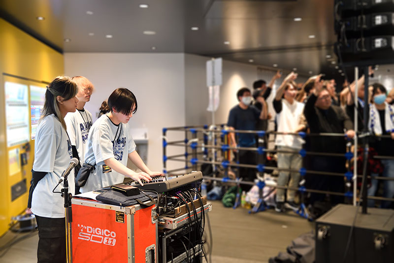 DJブースではお客さんの目の前でPAを操作!