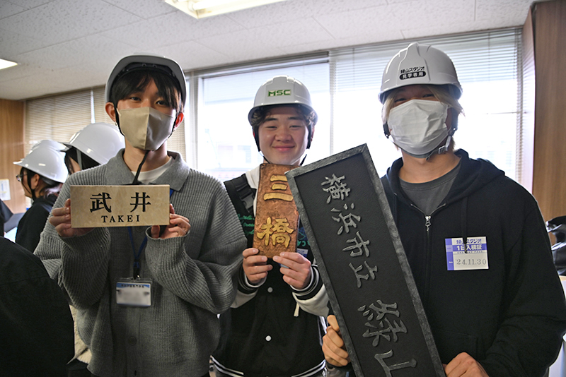 リアルな表札や学校の銘板にびっくり!