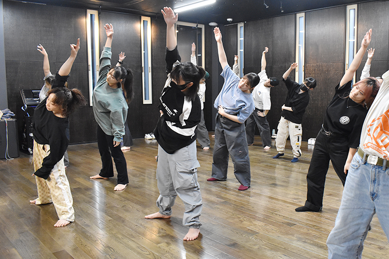 フロアワークで強くやわらかく動くことができるアップから!