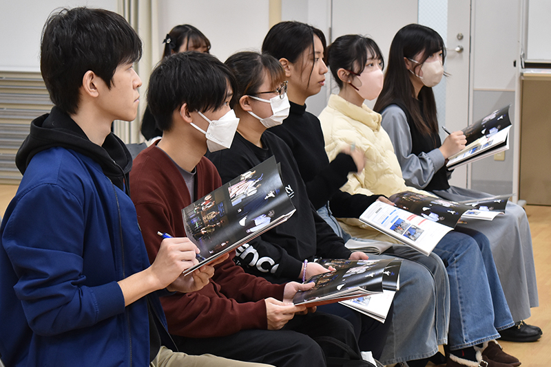 真剣に話を聞く学生たち