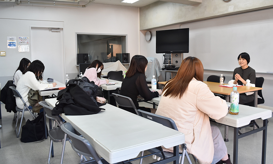 『きょうの健康』(NHKEテレ・総合)などフリーアナウンサーとして活躍中の卒業生・岩田まこ都さんが来校!