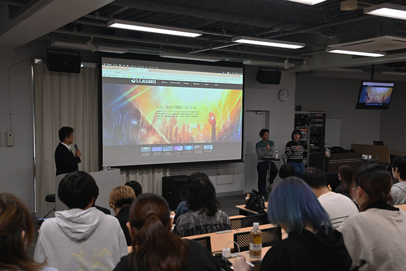 PAミキサーの亀濱宏樹さん(01年度卒)、宮脇奈津子さんが来校!