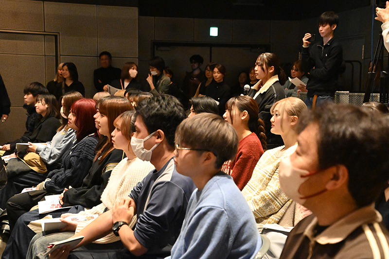 質疑応答の時間には、撮影現場のエピソードのほか、山本舞香さんには美容についての質問も寄せられました!