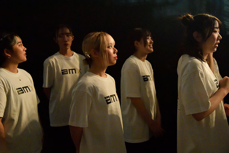 リハーサルの待機中。緊張の面持ちです。