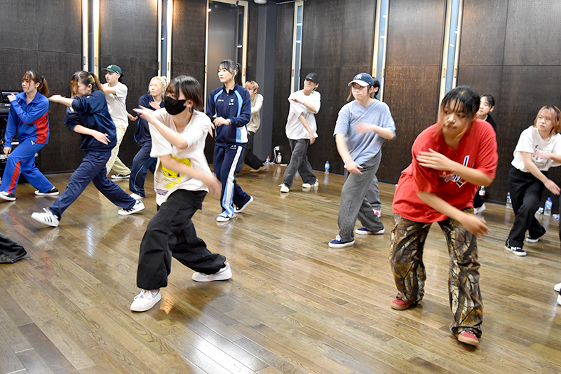 リズムをつけながらくり返しステップ!