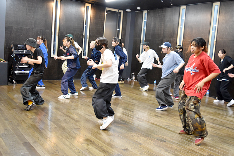 手のたたき方や、足の踏み方などを何度も実践!