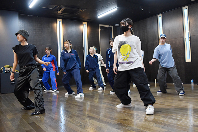 足のステップも合わせていきます!