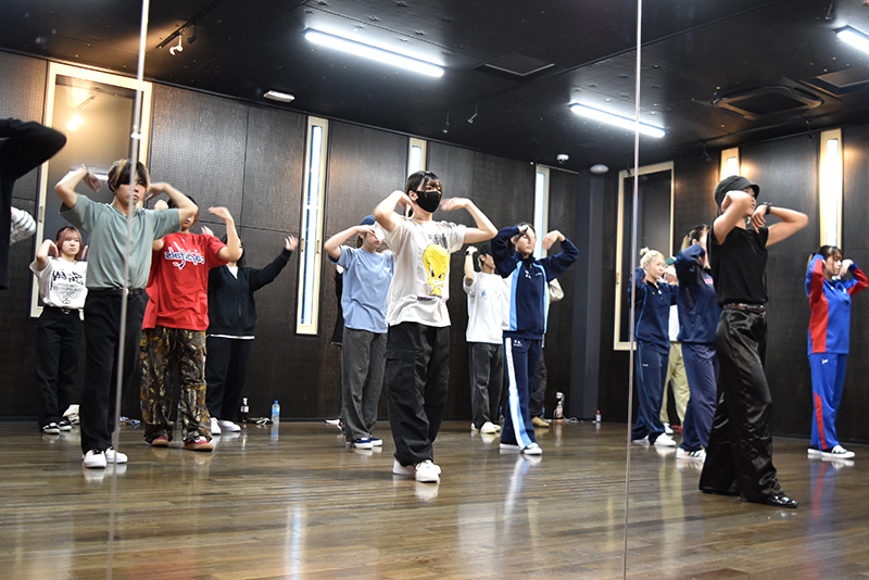 腕を回す動きを何度もくりかえします